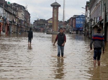 lakhs still stranded in srinagar