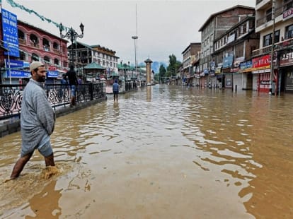 flood victims walk along kashmir to jammu