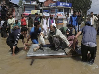 lakhs still stranded in srinagar