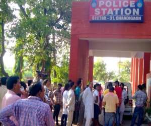 misbehave with BJP woman workers in police station