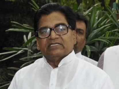 Mulayam Singh advises his ministers.