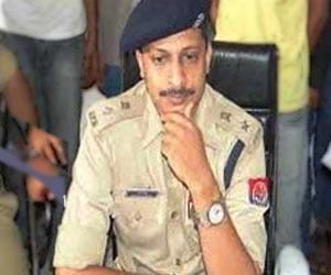 robbers fired on two men during bank loot.