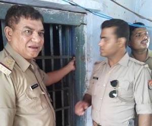 prisoners get away from agra jail.