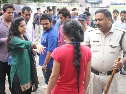 girl fight in dav pg college dehradun