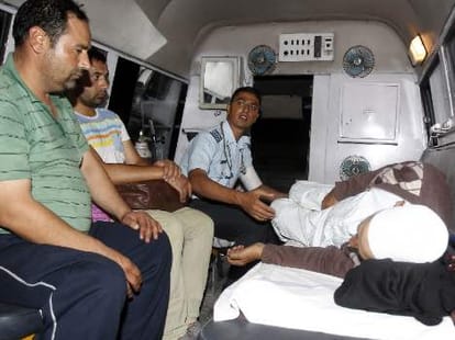 flood victims walk along kashmir to jammu