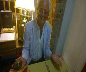 man lukily found 5 perals inside oysters
