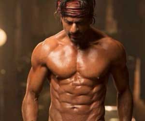 Shah Rukh Khan shows off his 8 pack abs
