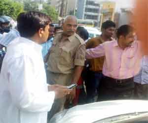 woman beat divan, beaten by mob