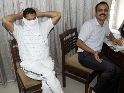 again head constable arrested for taking bribe