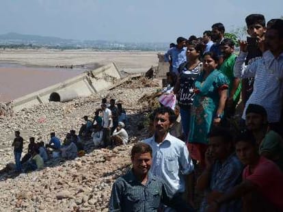 students came forward to help flood victims