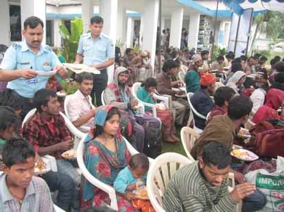loot from flood victims continues in kashmir