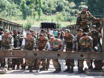 Jammu-Srinagar highway today can walk on light vehicles