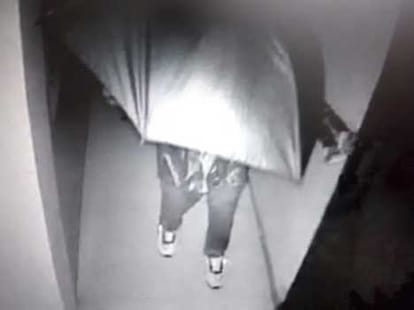 'Armed' with umbrellas, bank robber steals Rs 1 crore 