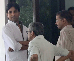 kumar vishwas looks cool with arvind kejriwal.