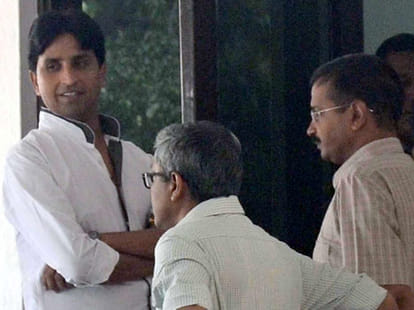 kumar vishvas attacked on Kiran bedi