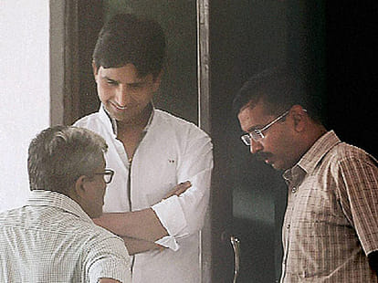 kumar vishwas looks cool with arvind kejriwal.