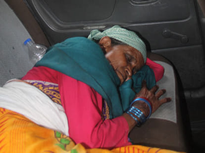 surendra koli meet with mother in jail.