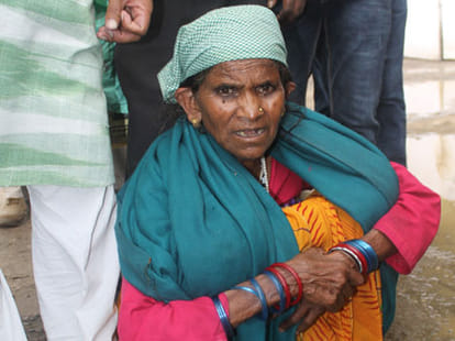 surendra koli meet with mother in jail.