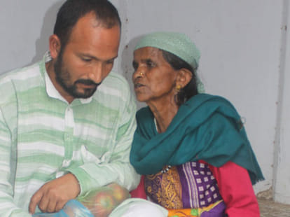 surendra koli meet with mother in jail.