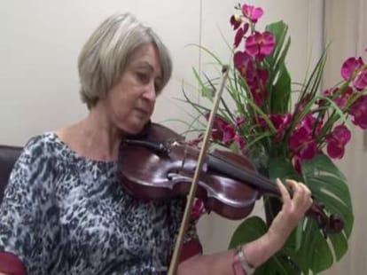 woman undergoes brain surgery while playing violin
