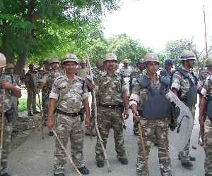  anarchy in amethi in front of bhupati bhawan.