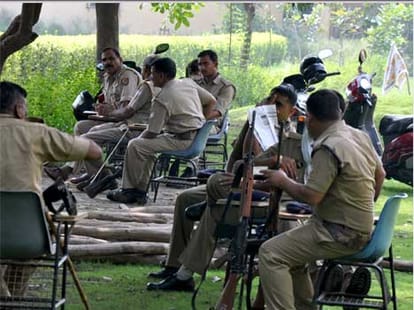 Clash between SP leader and BJP workers in Noida by election.