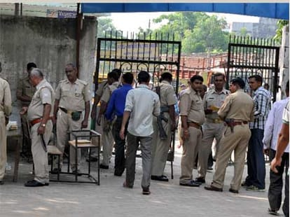 Clash between SP leader and BJP workers in Noida by election.