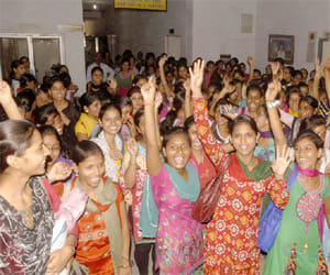 kastoorba gandhi school students get free solar lantern
