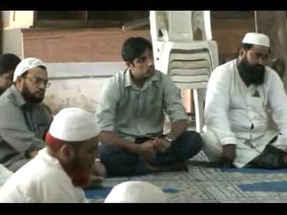 darul uloom criticise to sakshi maharaj's speech.