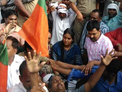 leadership crisis in Apna Dal.