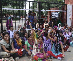 MDU: Angry girl students lock out the school gate.