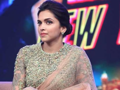 sonam kapoor comment on deepika on cleavage issue