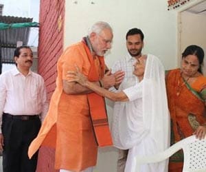 pm modi meets his mother during his birthday.