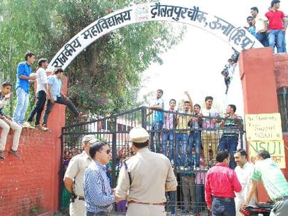 NSUI protest in una college.