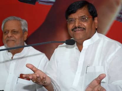 Mulayam Singh advises his ministers.