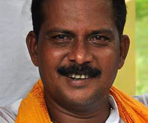mla-cleans-his-hands-with-ex-mps-saree