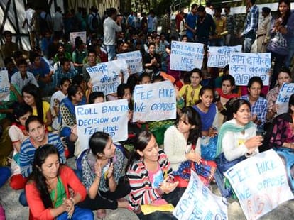 sfi protest over fee hike in himachal pradesh university.