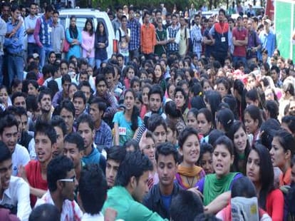 sfi protest over fee hike in himachal pradesh university.