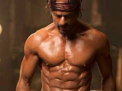 Shah Rukh Khan shows off his 8 pack abs