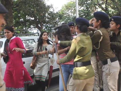 lathicharge in himachal pradesh university campus.