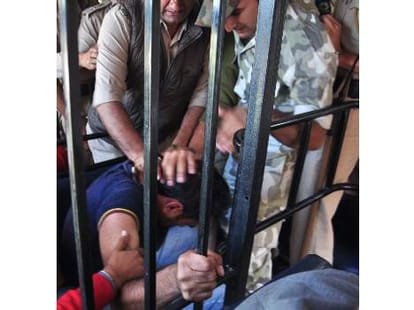 lathicharge in himachal pradesh university campus.