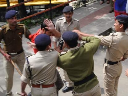 lathicharge in himachal pradesh university campus.