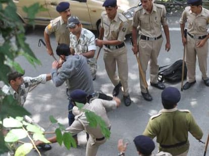 lathicharge in himachal pradesh university campus.