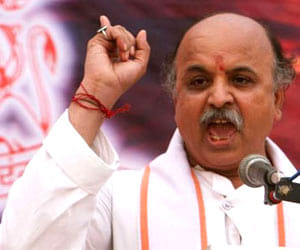 praveen togadia again controversial statement on conversion
