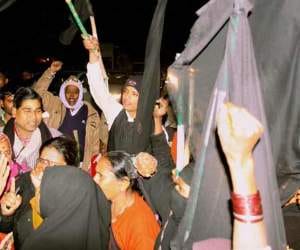 People decided to show black flags to cm virbhadra.