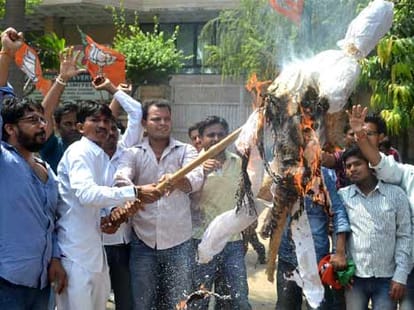 varun supporters attack on bjp MP office after Shyama Prasad Statement on Varun Gandhi
