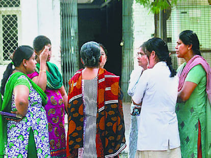 Loknayak hospital's nurse found dead in bathroom.
