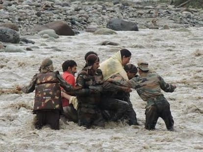 snowfall dropping in temperatures in kashmir valley 