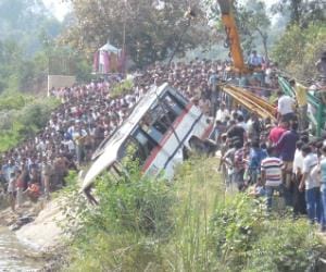 bus accident, 40 injured
