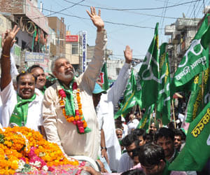 INLD candidate dispense money during road show.